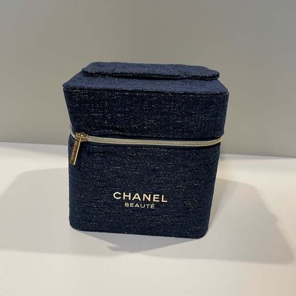 Accessories - Chanel beauty gift cosmetic bag